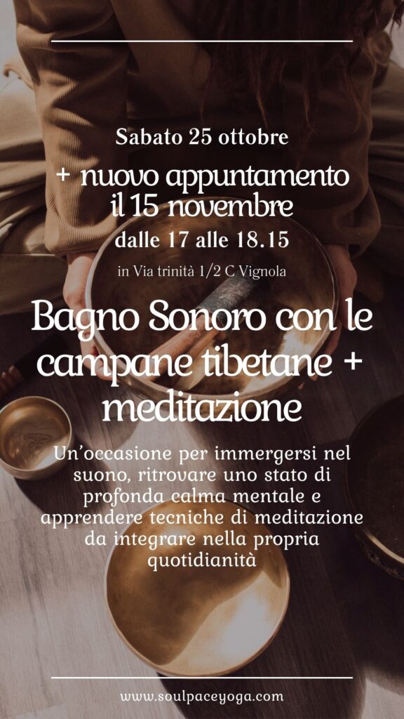 Insegnante di Yoga che fa meditazione e un bagno di suono con le campane tibetane