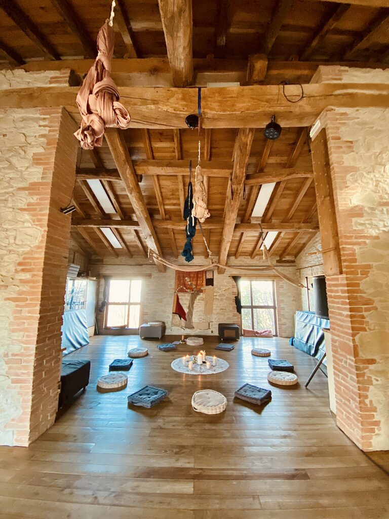 Sala di Yoga per le pratiche della giornata di ritiro