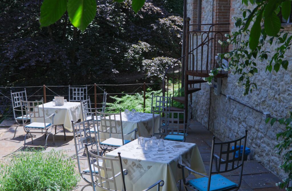 Pranzo alla fattoria Koinè durante il ritiro di Yoga